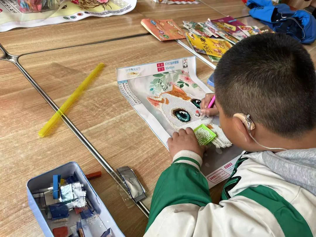 關(guān)愛特殊兒童，學(xué)雷鋒 獻(xiàn)愛心，傳遞溫暖！